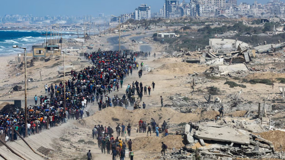 Miles de palestinos regresan a Gaza tras la entrada en vigor del alto al fuego entre Israel y Hamas