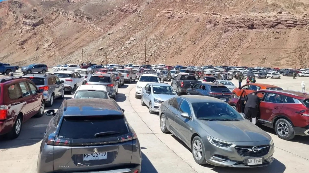 Colapso en los pasos fronterizos: miles de autos varados rumbo a Chile por el fin de semana largo