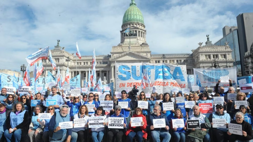 Gremios docentes paran en todo el país y movilizan al Congreso