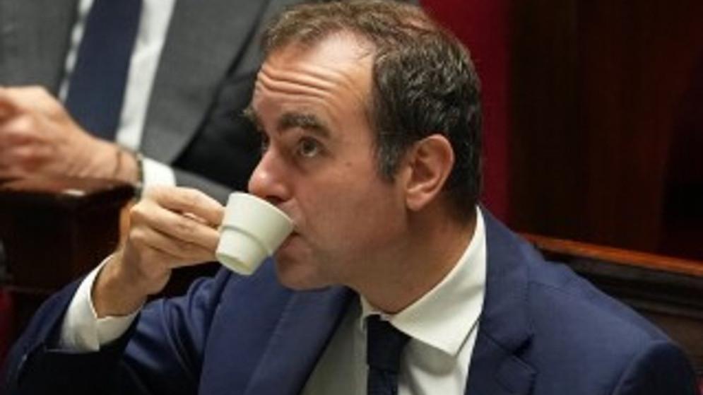 Crisis política en Francia: Macron suspende aumento en la edad jubilatoria y evita la destitución de su primer ministro