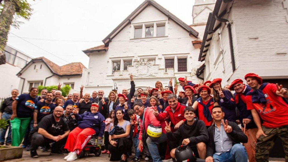 "El peronismo del siglo XXI es mirar al futuro, no sacar pasaje al pasado" dijo Santiago Cúneo frente a la Casa de Perón