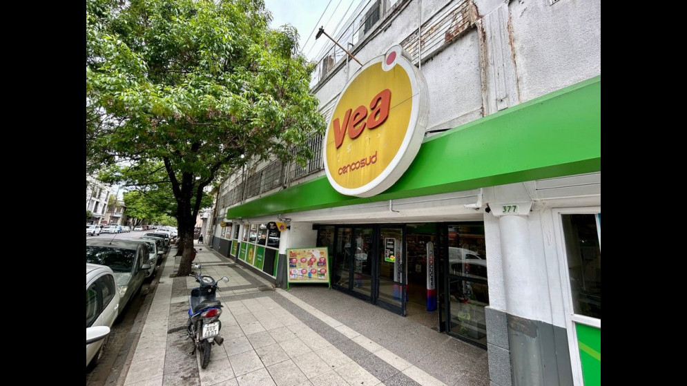 Una cadena de supermercados cerró varias sucursales y dejó a un centenar de empleados a la deriva