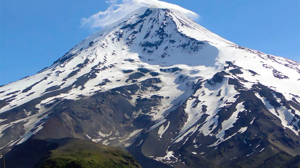 Desesperado operativo de rescate en el Volcán Lanín: buscan a dos personas desaparecidas en una zona de difícil acceso