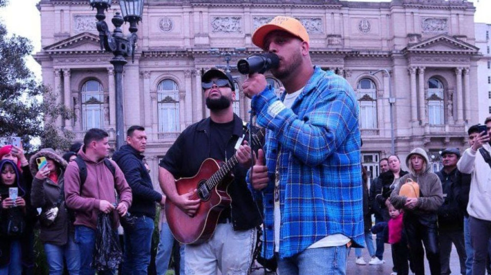 Jalil López visitó el Obelisco, deslumbró con un acústico frente al teatro Colón y sorprendió a una escuela de bachata