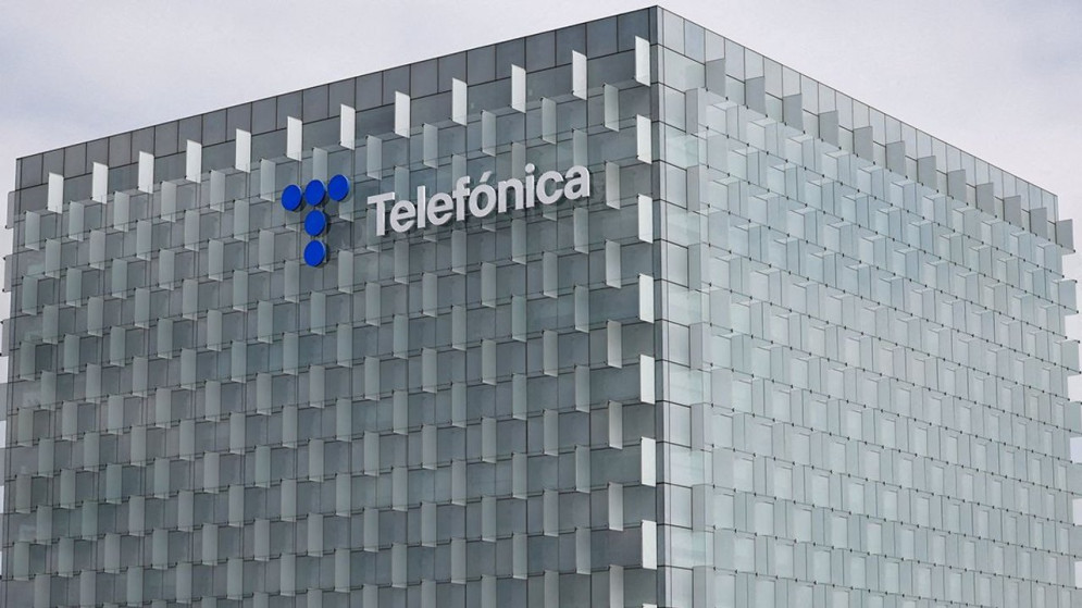 Envalentonado por el triunfo, Milei estira su decisión sobre la compra de Telefónica por parte del Grupo Clarín