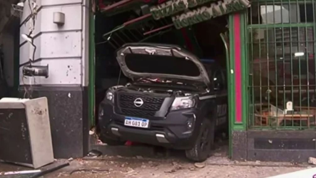 Impactante choque en Constitución: patrullero terminó dentro de una pizzería tras colisión con colectivo