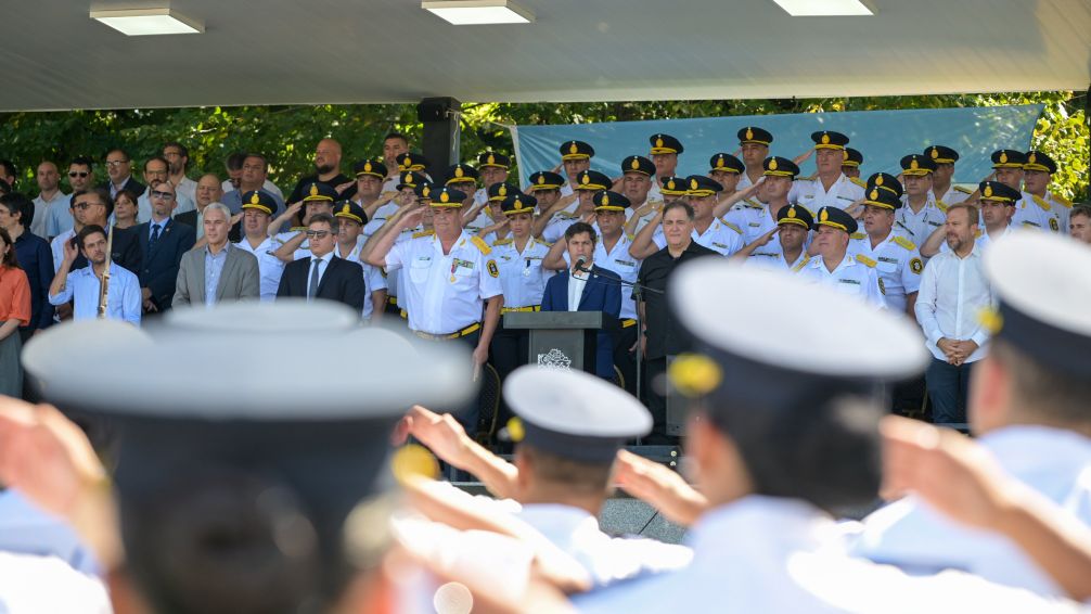Kicillof vivió un momento incómodo en un acto de la Policía bonaerense: el malestar salarial irrumpe en un acto oficial 