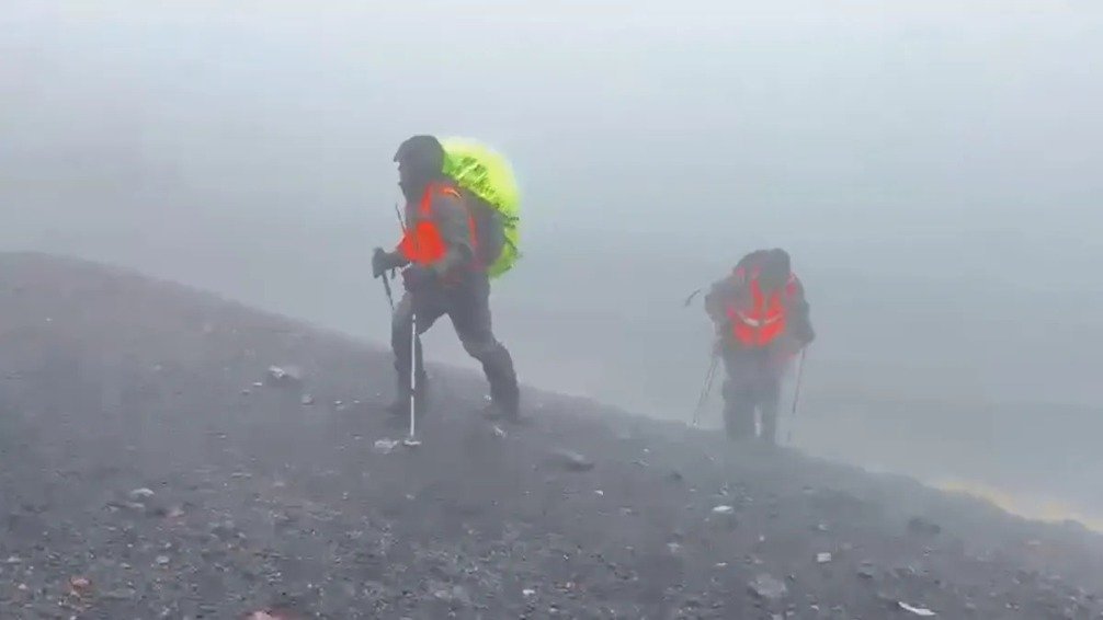 Hallaron con vida a un turista argentino que se había extraviado en el volcán Llaima