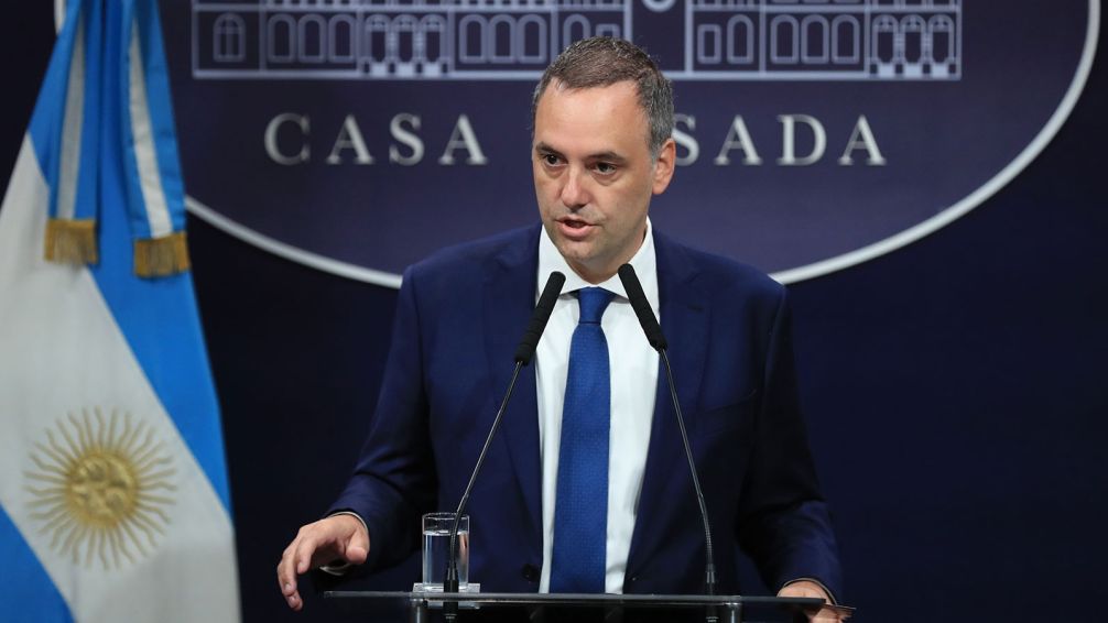 En medio de la causa, Manuel Adorni vende su departamento en La Plata por US$95.000