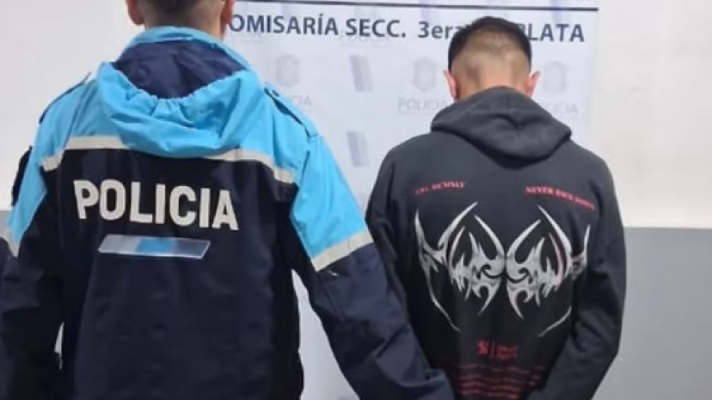 Horror en Los Hornos: apuñalaron a un joven en medio de una pelea callejera