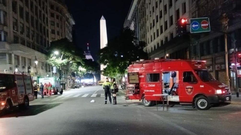 Caos y humo en pleno microcentro: más de 100 evacuados por incendio en un hotel