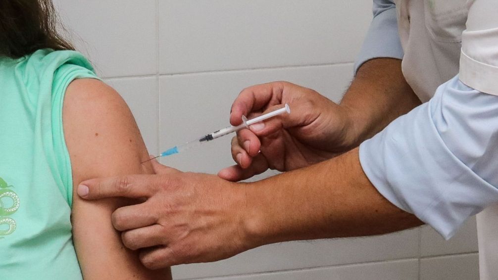 Alarma por la gripe: baja vacunación y temor a un rebrote severo