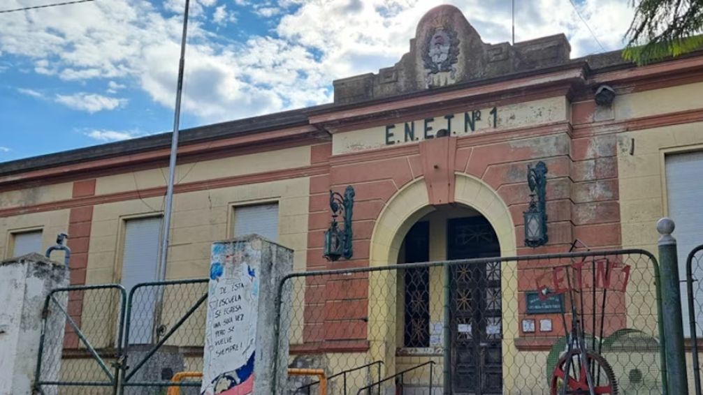 "Me patiné la plata": Denunciaron a una preceptora por robarse 45 mil dólares de un viaje de egresados en Bragado 