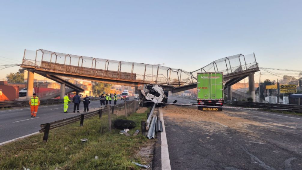 Un camión chocó un puente en Panamericana y provocó un derrumbe total en Escobar