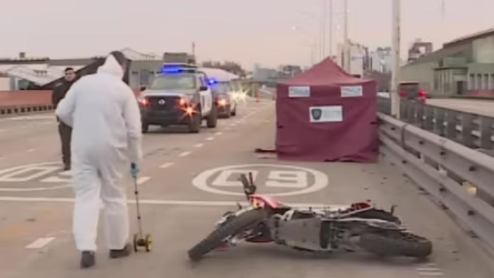 Fatal siniestro vial rumbo a provincia: murió un motociclista y buscan al conductor que escapó