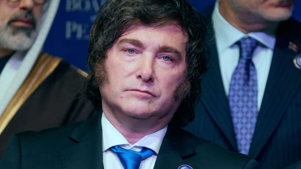 Milei le cree a Adorni, pero aclaró que si la Justicia lo considera culpable lo 'eyecta'