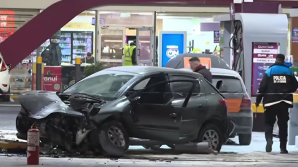 Caos en General Paz: un auto se incrustó en una estación de servicio y desató un incendio con tres heridos