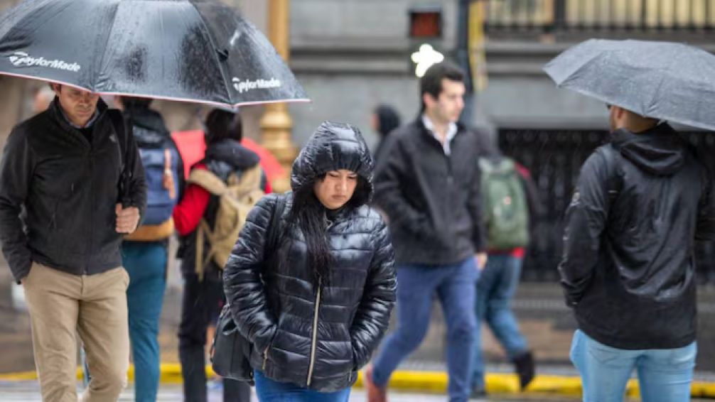 Anuncian lluvias, frío polar y neblinas: cómo estará el clima este domingo en el AMBA