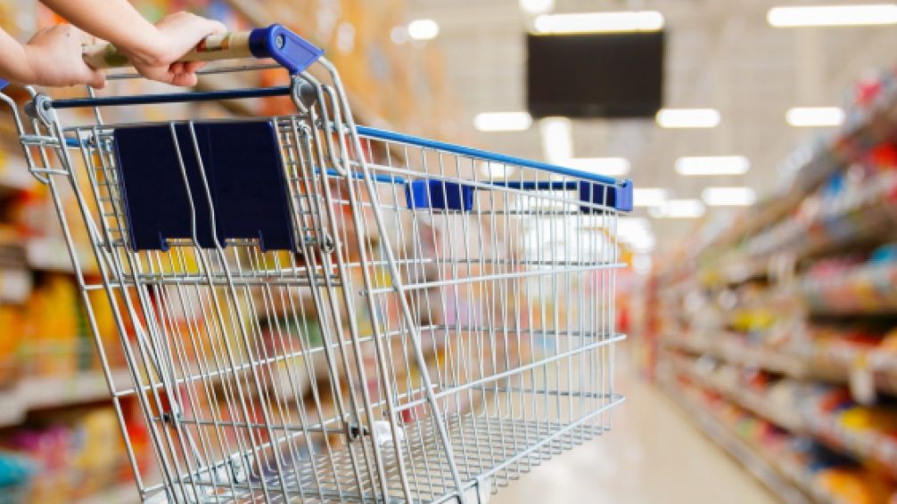 Pese al aguinaldo y el Mundial, las ventas y el consumo volvieron a caer en junio