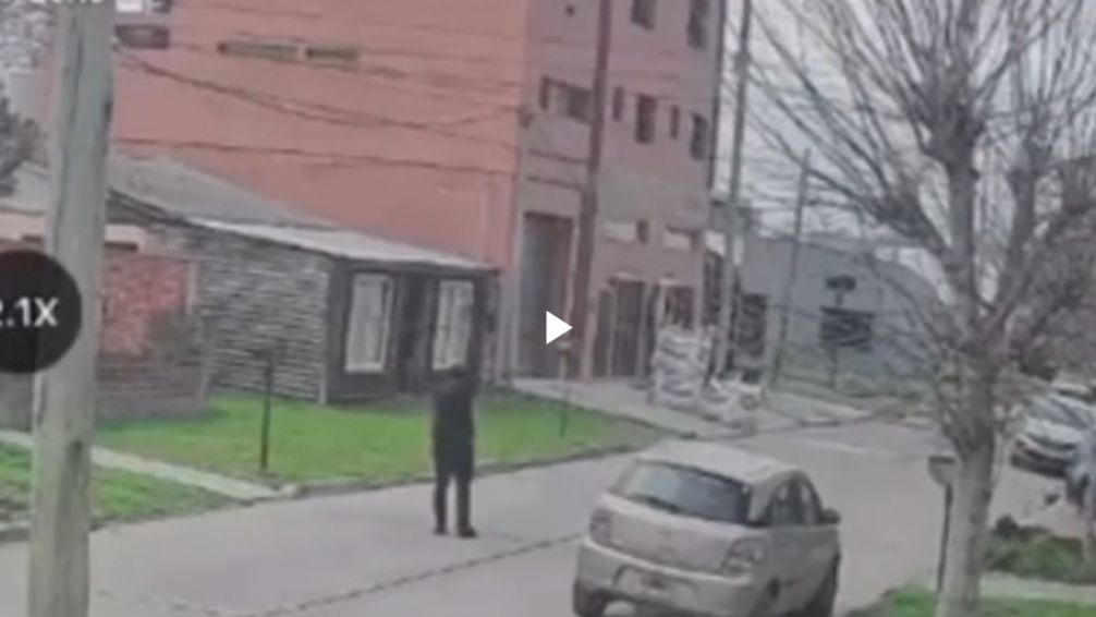 Terror en La Plata: disparó 30 veces contra tres casas y amenazó con matar a las mujeres que vivían allí