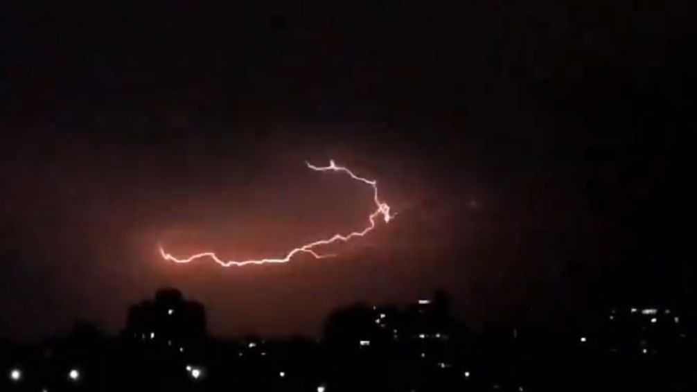 Fuerte temporal golpeó al AMBA: calles anegadas, más de 60 mil usuarios sin energía y demoras aéreas