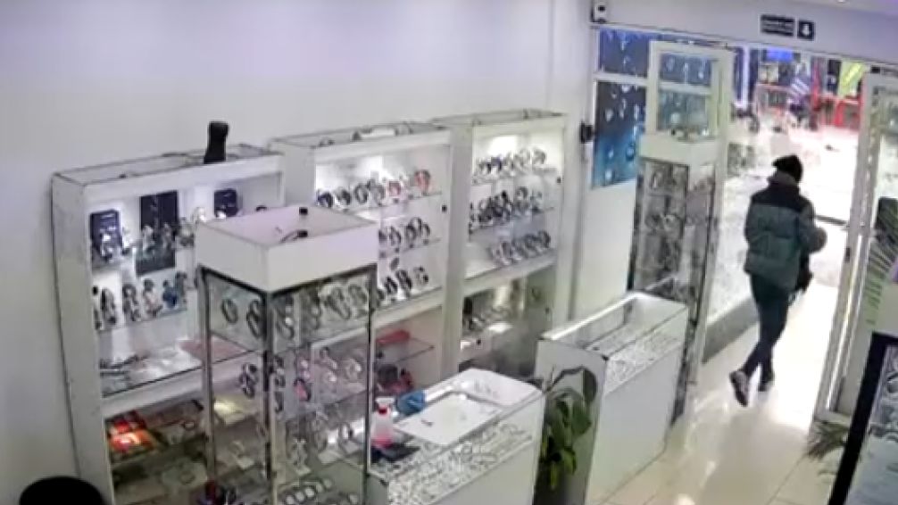 Inseguridad total en Lanús: así asaltaron una joyería, destrozaron los exhibidores y escaparon con relojes y alhajas
