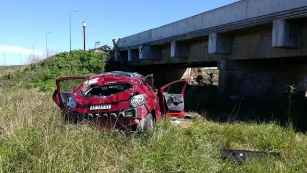 Ruta 2: perdió el control, volcó y quedó atrapada debajo de un puente