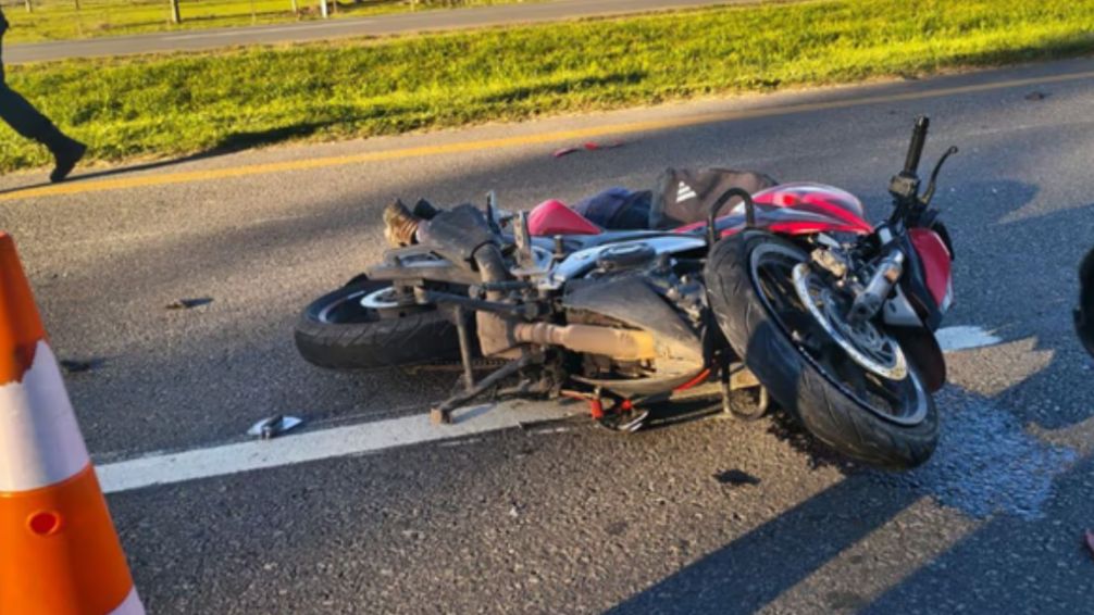 Tragedia en la Ruta 2: un motociclista murió tras impactar contra un camión