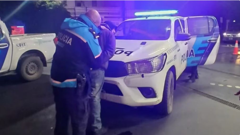 Ataque atroz en Mar del Plata: acusaron a un hombre de agredir a martillazos a una mujer y dejarla abandonada en una playa