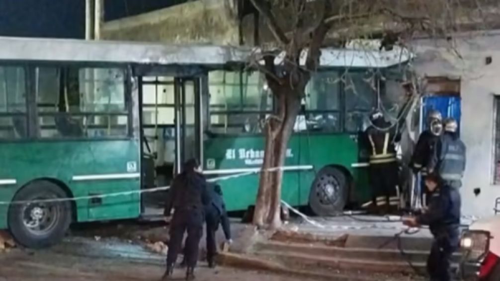 Tragedia vial: un colectivero murió tras incrustarse contra una casa