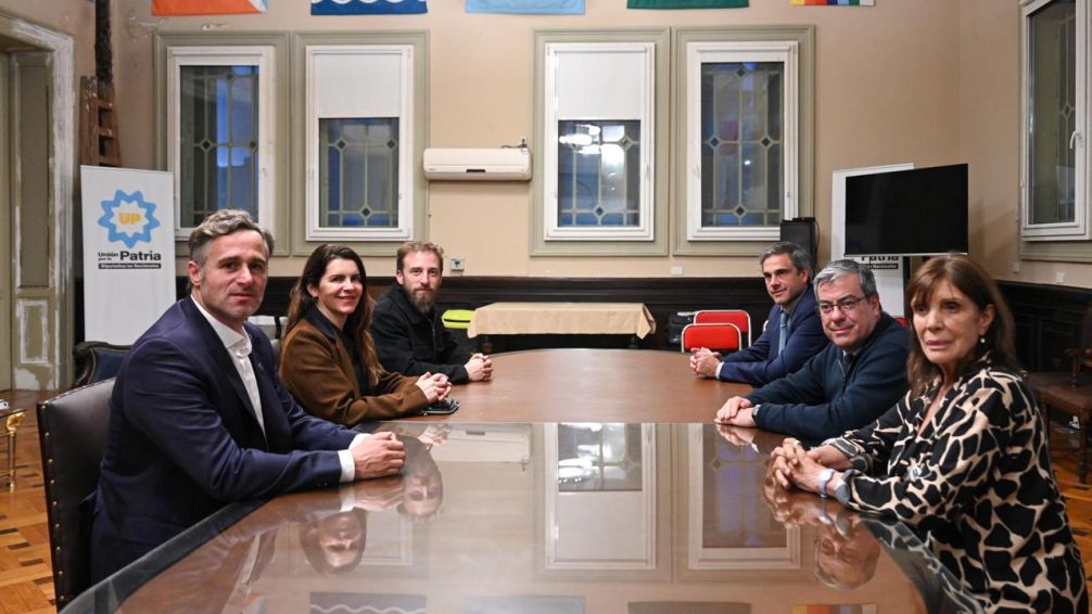 Diputados nacionales recibieron a la Liga de Intendentes para abordar la situación del endeudamiento de las familias