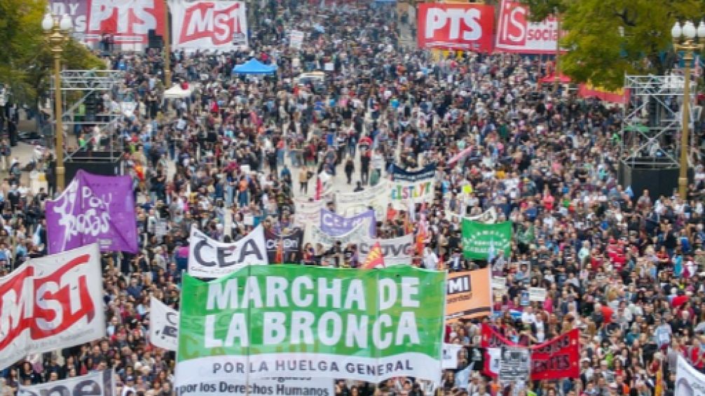La Marcha de la Bronca copó Plaza de Mayo con críticas a Milei y un pedido a la CGT