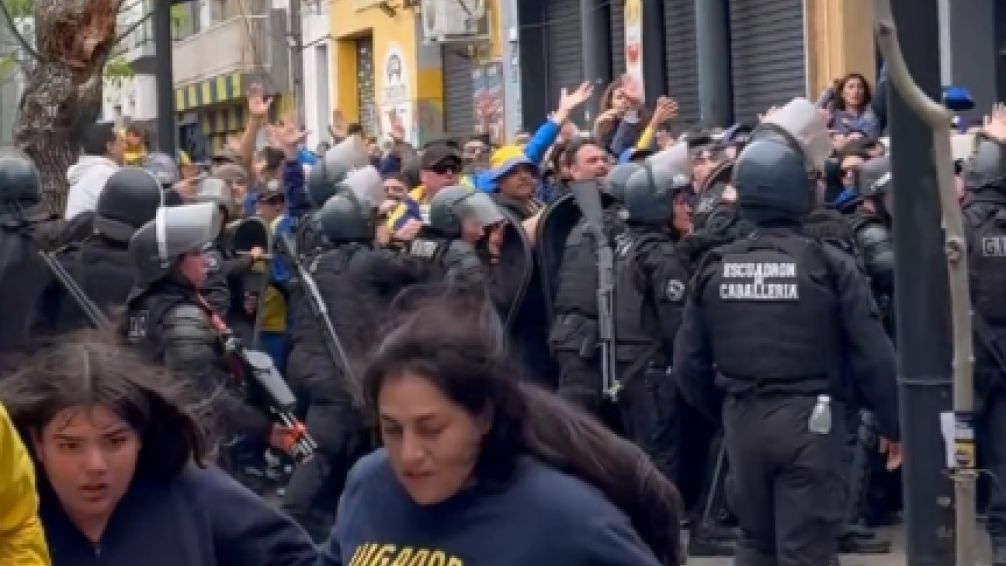 Caos en Boca-Racing: reprimieron a hinchas en los ingresos y hubo balas de goma en la tribuna