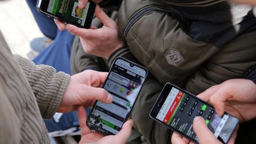 Apuestas online bajo la lupa: buscan bloquear sitios ilegales y controlar el acceso de menores