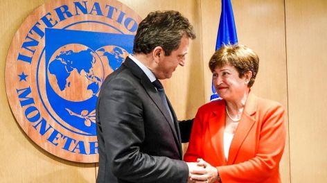 Advertencia del FMI por el "plan platita" de Massa y el plan de dolarización de Milei