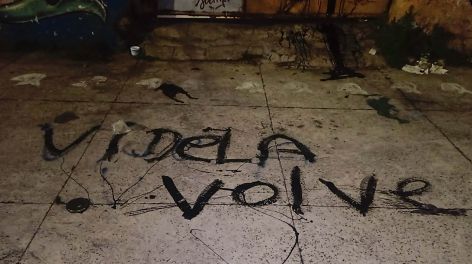 Repudian un acto de vandalismo a un bachillerato popular con frases alusivas a la dictadura