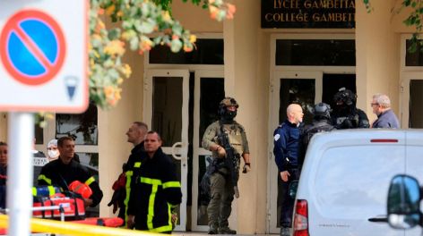 "Alá es grande": El grito de un hombre que entró a una escuela y mató a un profesor en Francia