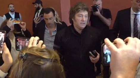 Sin brindar, Javier Milei participó del tradicional saludo de Navidad con la prensa en Casa Rosada