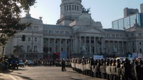 Nueva jornada de protestas y "Festivalazo cultural" frente al Congreso contra la ley ómnibus y el mega DNU