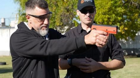 Seguridad presentó las pistolas Byrna: un arma no letal que dispara productos químicos