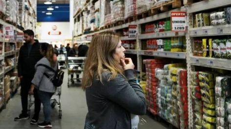 Las compras de primera necesidad en los supermercados cayeron un 6% en abril