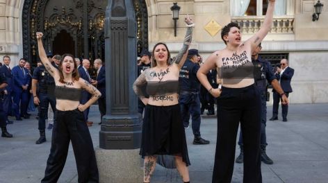 Militantes feministas volvieron a protestar contra Javier Milei en Madrid