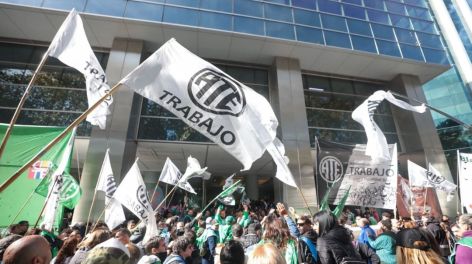 Protesta de estatales por el despido de más de 200 trabajadores en el INTI