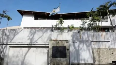 La bandera argentina volvió a flamear en la embajada en Venezuela