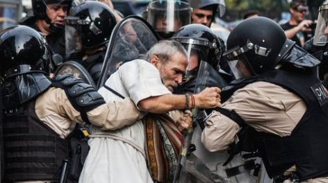 Otro miércoles de represión contra jubilados en el Congreso: dos detenidos y decenas de afectados