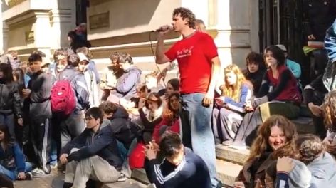 Motosierra en Educación: estudiantes tomaron el Pellegrini y el Nacional Buenos Aires por tiempo indeterminado