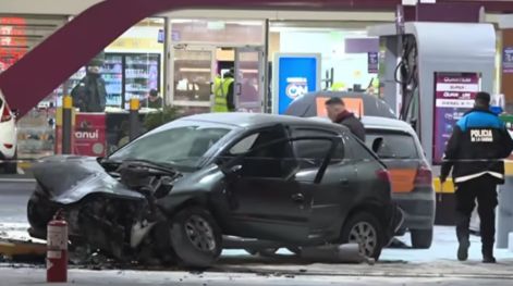 Caos en General Paz: un auto se incrustó en una estación de servicio y desató un incendio con tres heridos