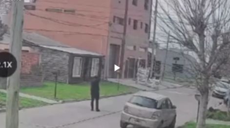 Terror en La Plata: disparó 30 veces contra tres casas y amenazó con matar a las mujeres que vivían allí