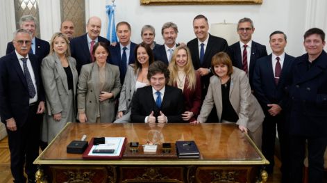 Encuesta nacional: varios ministros tienen mayor imagen negativa que Adorni