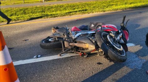 Tragedia en la Ruta 2: un motociclista murió tras impactar contra un camión